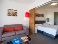 Broadbeach Savannah Resort Hotels near Broadbeach Waters
