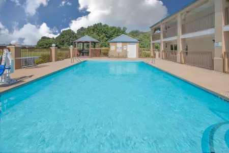 Days Inn & Suites by Wyndham Pine Bluff Отели в г. Пайн Блафф