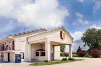 Super 8 by Wyndham Clarksville East Hotels in Clarksville