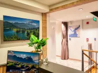 Elephant In The Room Hotels near مودا