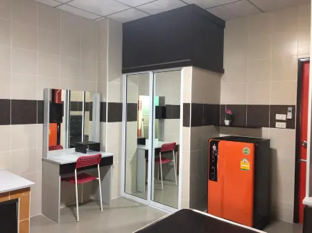 D5 Hotel Map Pong Branch Отели рядом с достопримечательностью «Wat Khao Din Yannimit»