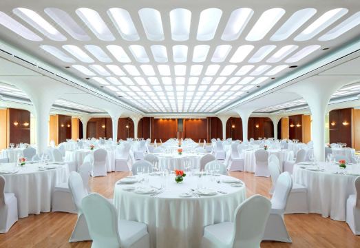 퀸 엘리자베스 2 호텔의 레스토랑 내부