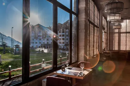 Life Balance Hotel Rosa Springs (Лайф Бэланс Роза Спрингс) Отели рядом с достопримечательностью «Roza Khutor  Train Station»