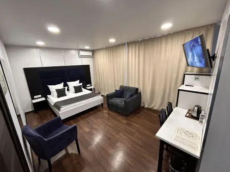 Red Fox в центре (Ред Фокс) Отели рядом с достопримечательностью «Приход Христа Царя Вселенной Римско-Католической церкви г. Барнаула»