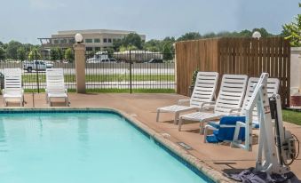 Super 8 by Wyndham San Marcos