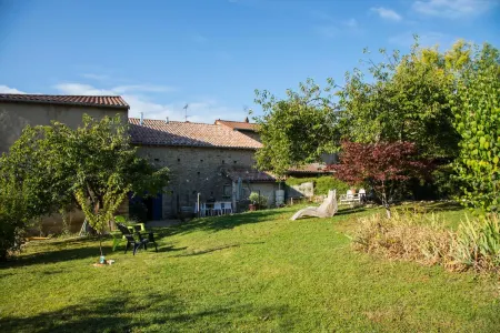 Les Portails Bleus Отели в г. Клюни