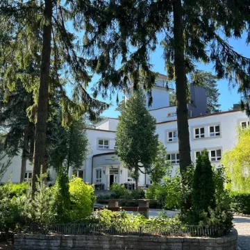 Officer's Yacht Club Resort & Spa