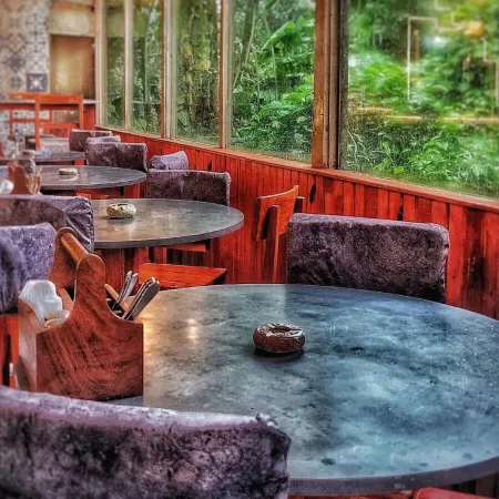 Anjoned Hostel & Cafe Отели рядом с достопримечательностью «Tantra Rock Cliff»