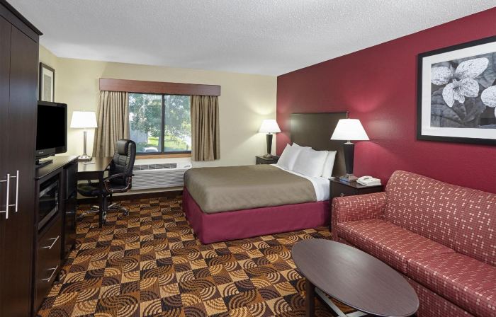 AmericInn by Wyndham Elkhorn Near Lake Geneva