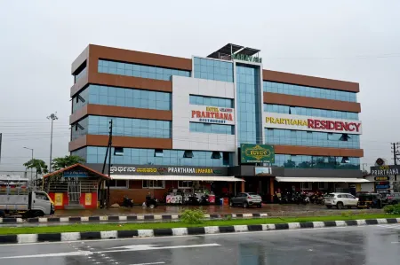 PRARTHANA RESIDENCY Отели рядом с достопримечательностью «Shri Murdeshwara Beach»