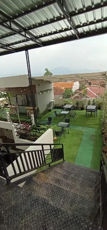 Kaoem Guesthouse Отели рядом с достопримечательностью «Alun-Alun Cianjur»