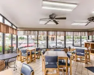 Econo Lodge - breakfast