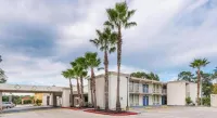 Motel 6 Cleveland, TX - Parkplatz