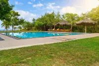 Giman Free Beach Resort Pasikuda - Beach