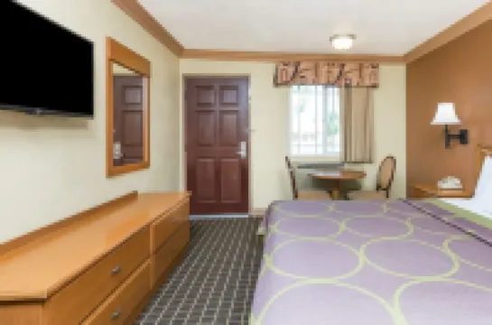 ซุปเปอร์ 8 บายวินด์แฮม อาซูซา