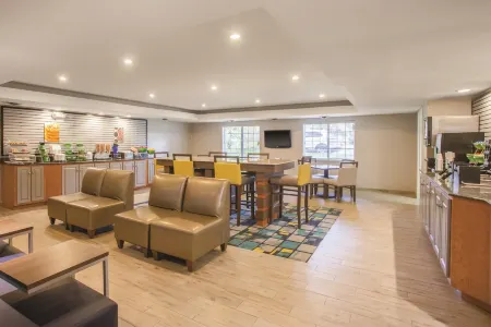 La Quinta Inn by Wyndham Richmond South Отели в г. Бермуда
