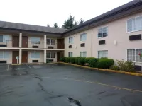 Super 8 by Wyndham Lynnwood فنادق في 