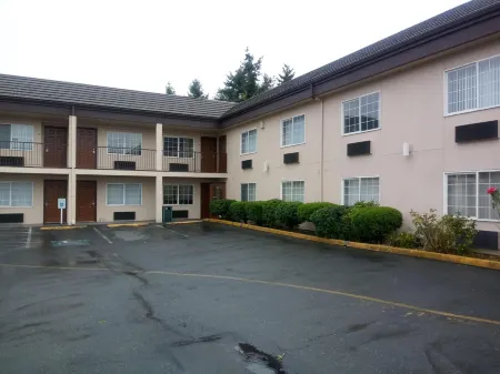 Super 8 by Wyndham Lynnwood Отели в г. Эдмондс