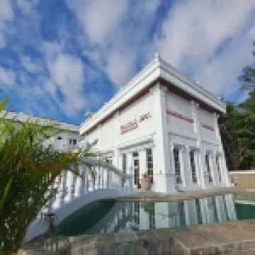 Gili Beachfront Suites