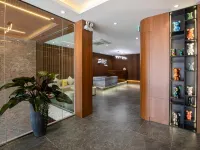 First Studio Hotel Da Nang Hotel dekat Marble Moutain