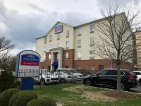 Howard Johnson by Wyndham Airport Отели в г. Луисвилл