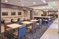 La Quinta Inn & Suites by Wyndham Fayetteville Hotels in Johnson