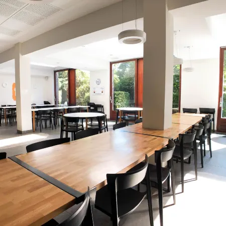 HI Generation Europe Hostel Отели рядом с достопримечательностью «Станция метро Houba-Brugmann»