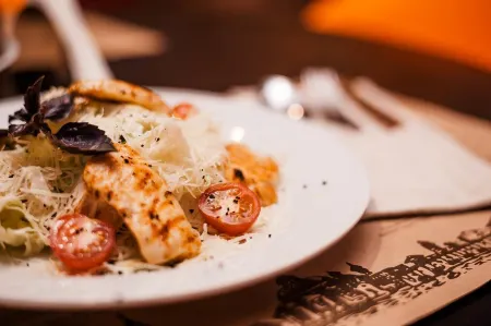 Авторский отель Бронзовый Кабан Отели рядом с достопримечательностью «Памятник "Продавец и покупатель"»