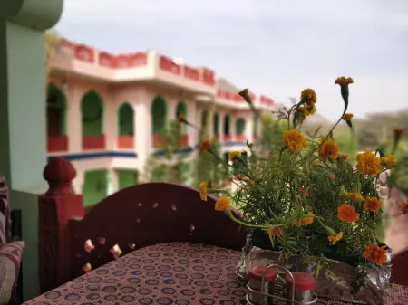 Hotel Prem Villas Pushkar Отели рядом с достопримечательностью «оз. Пушкар»