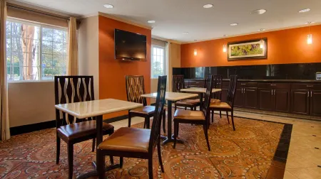 Best Western Plus Vineyard Inn Отели рядом с достопримечательностью «Дарси Кент Вайнярдс»