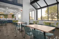 Spark by Hilton Denver East I 70