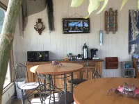 Captain John's Motel - parking