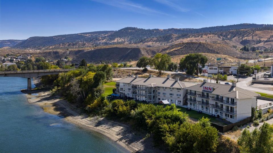 Riverland Inn & Suites