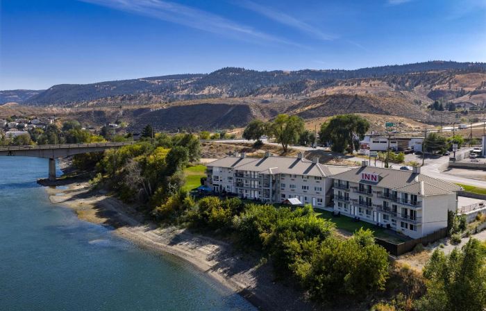 Riverland Inn & Suites