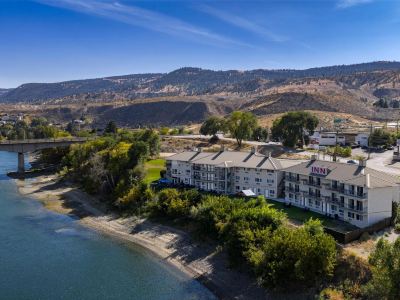 Riverland Inn & Suites