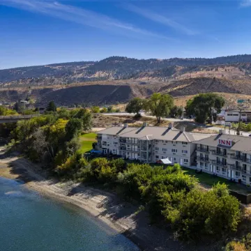 Riverland Inn & Suites