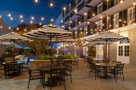 Four Points by Sheraton French Quarter Отели рядом с достопримечательностью «Лонг Вью Хаус энд Гарденс»