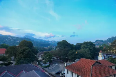 Kandy Tower Inn Hotel a Mahaweli River Front