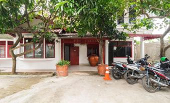 RedDoorz Near Universitas Pamulang