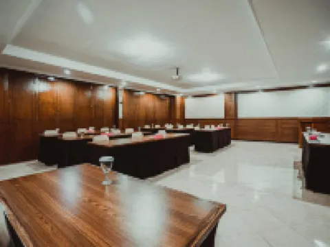 The Priangan Hotel I Yos Sudarso チアミスのホテル