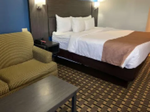 Quality Inn & Suites Louisville East Hotels in Hurstbourne