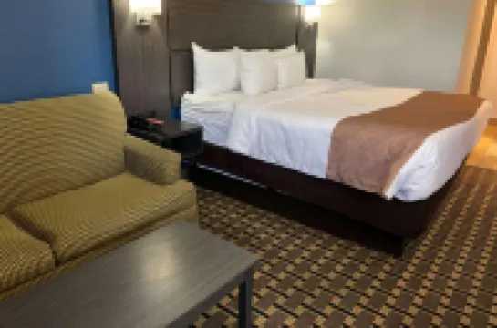 Quality Inn & Suites Louisville East Hotels in Hurstbourne