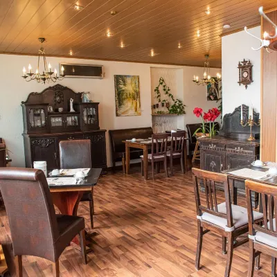 Neubert`s Gasthaus am Rhein Hotels near Maximilians Brauwiesen
