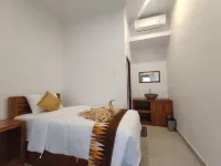 Gedhong Hostel Hotels near Sampalan Harbor