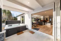 Galaxy 3BR Modern Home with Fireplace Outdoor Spa - Hot Springs