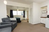 Kapiti Gateway Motel - Pools
