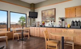 Super 8 by Wyndham Lindsay Olive Tree