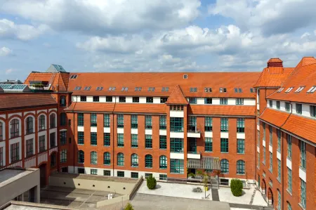 Sheraton Hannover Pelikan Hotel Отели рядом с достопримечательностью «Ганноверская Высшая школа музыки и театра»