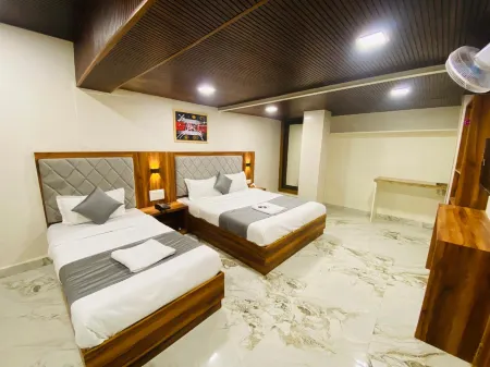 Hotel Aksa Palace Отели рядом с достопримечательностью «Madh Island»