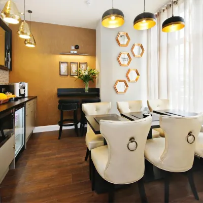 Imperial Guest House Ltd. Отели рядом с достопримечательностью «Парк Остерли»